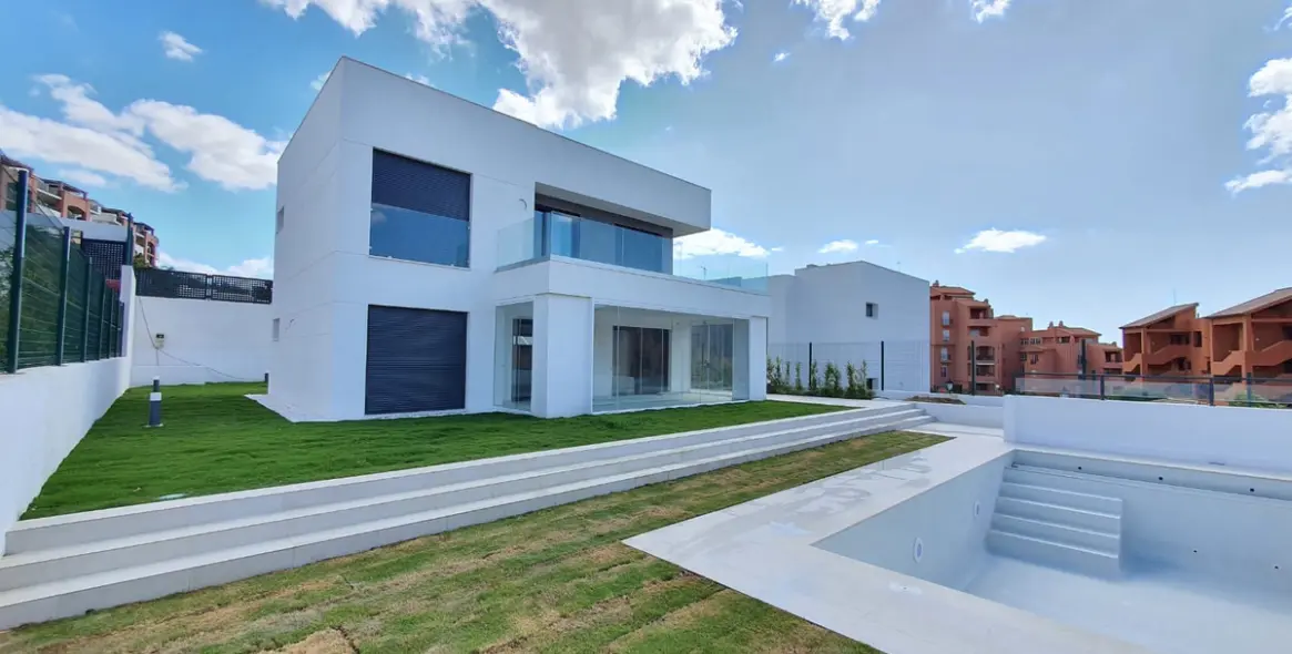 Sale of detached villa in Manilva 1