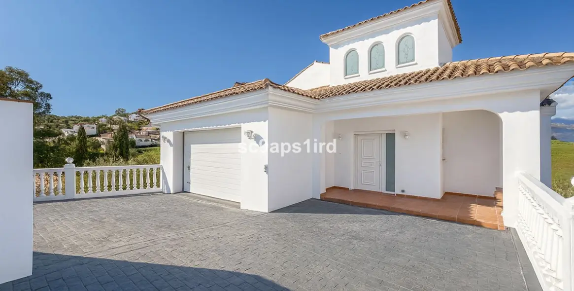 Venta de villa independiente en Cerros del Aguila 3