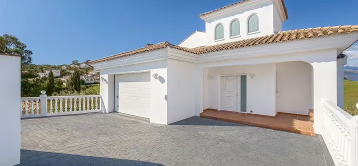 Sale of detached villa in Cerros del Aguila 2