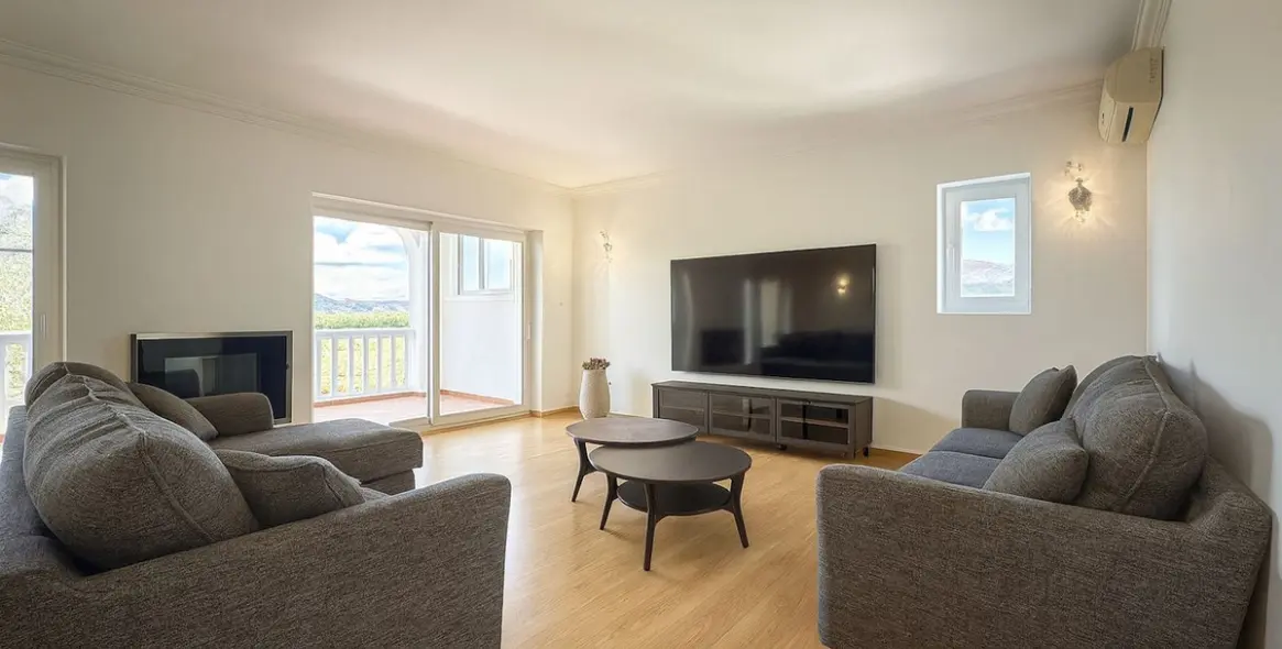 Sale of detached villa in Cerros del Aguila 9