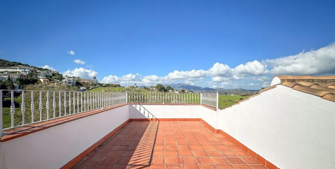 Sale of detached villa in Cerros del Aguila 21