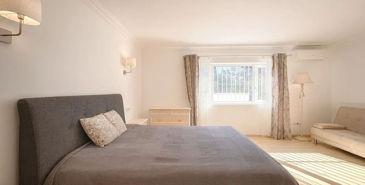 Sale of detached villa in Cerros del Aguila 25