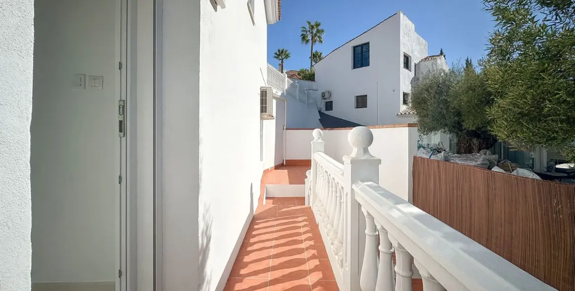 Sale of detached villa in Cerros del Aguila 46