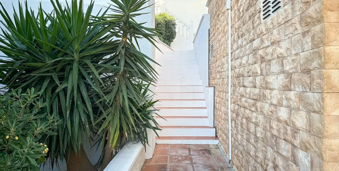 Sale of detached villa in Cerros del Aguila 55