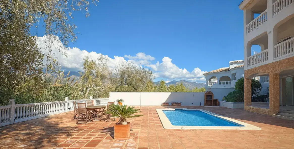 Sale of detached villa in Cerros del Aguila 57