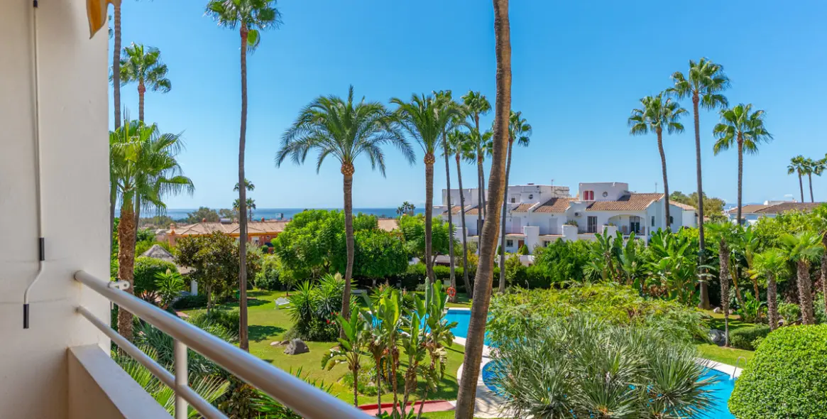 Sale of middle floor apartment in Atalaya 1
