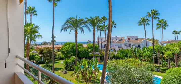Sale of middle floor apartment in Atalaya 0