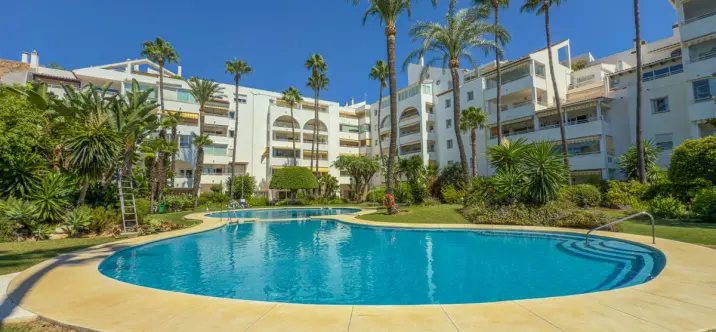 Sale of middle floor apartment in Atalaya 2