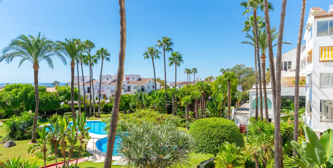 Sale of middle floor apartment in Atalaya 4