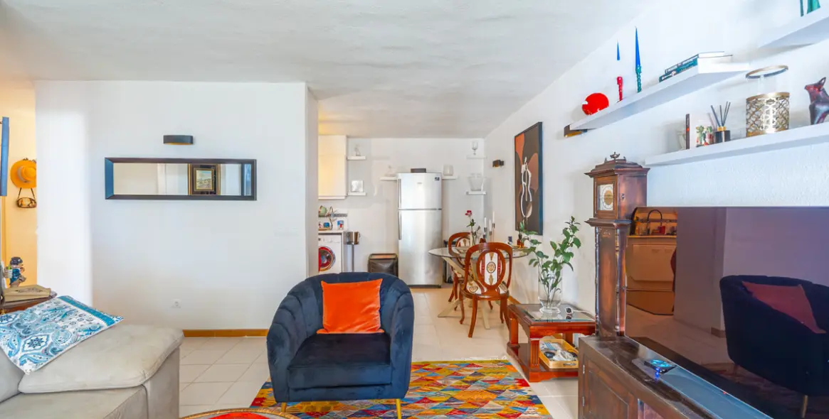 Sale of middle floor apartment in Atalaya 8