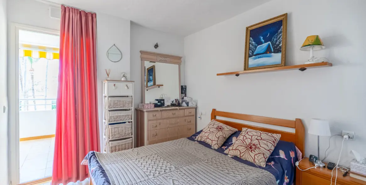 Sale of middle floor apartment in Atalaya 14