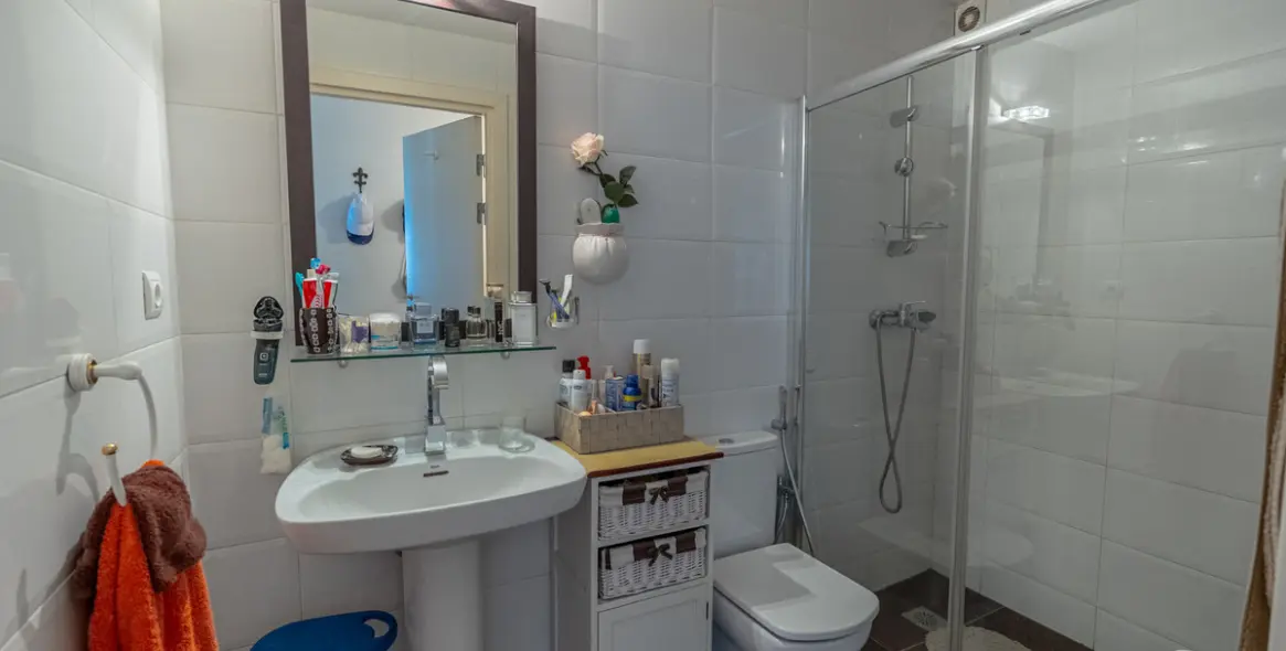 Sale of middle floor apartment in Atalaya 20