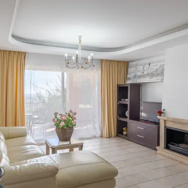 Sale of middle floor apartment in Benahavís