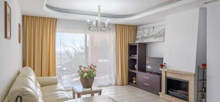 Sale of middle floor apartment in Benahavís 0