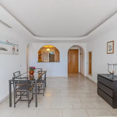 Sale of middle floor apartment in Benahavís