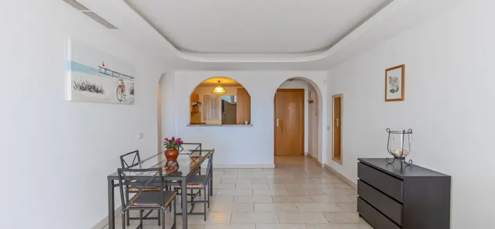 Sale of middle floor apartment in Benahavís 1