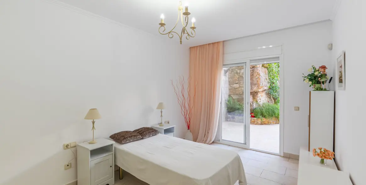 Sale of middle floor apartment in Benahavís 3