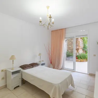 Sale of middle floor apartment in Benahavís