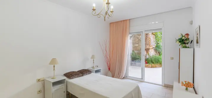 Sale of middle floor apartment in Benahavís 2