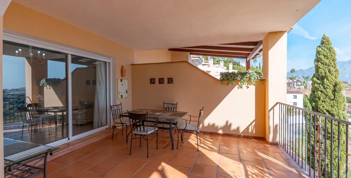 Sale of middle floor apartment in Benahavís 4