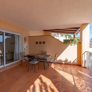 Sale of middle floor apartment in Benahavís
