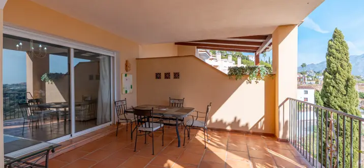 Sale of middle floor apartment in Benahavís 3