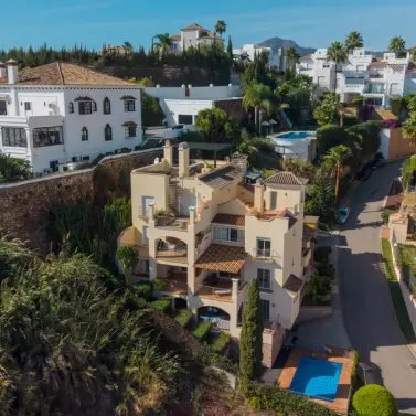 Sale of middle floor apartment in Benahavís