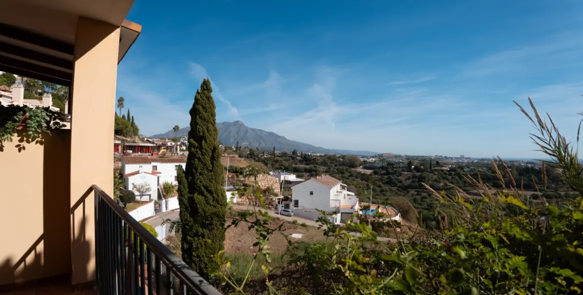 Sale of middle floor apartment in Benahavís 6