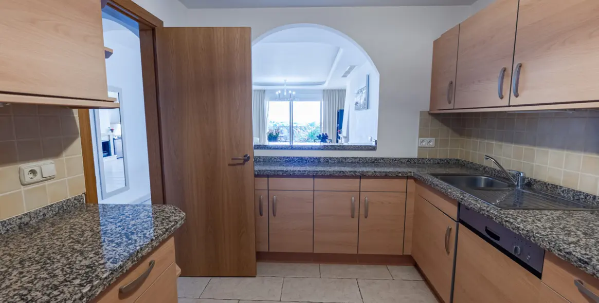 Sale of middle floor apartment in Benahavís 22