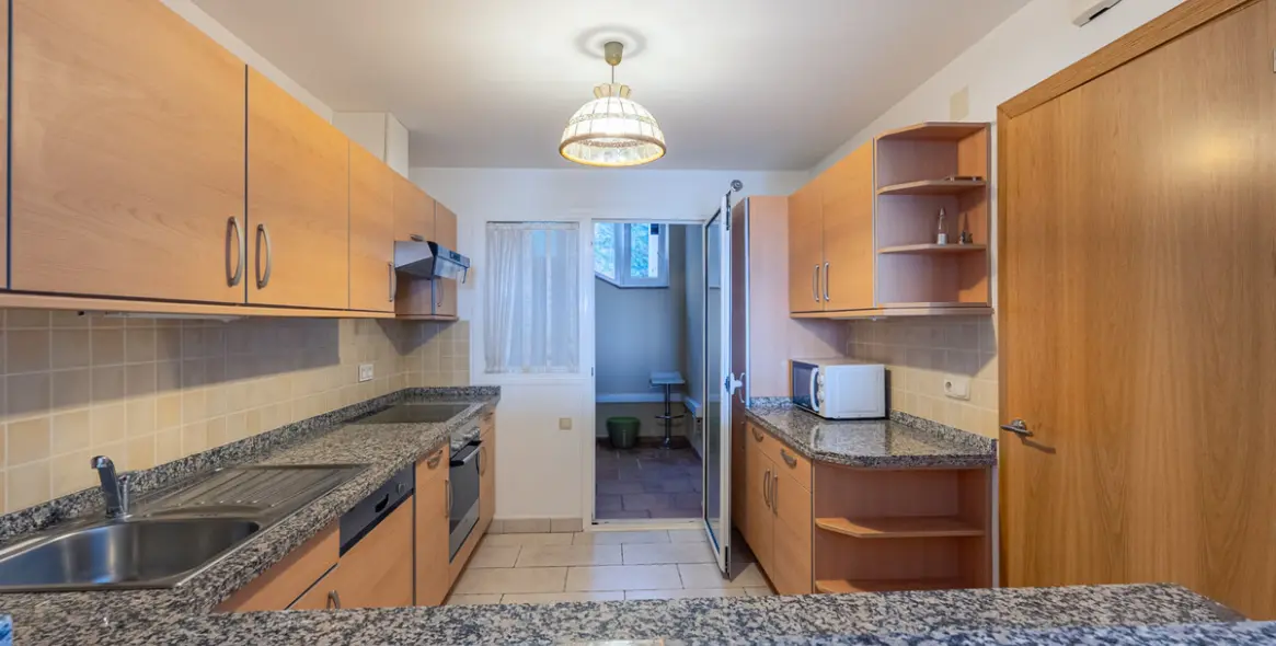 Sale of middle floor apartment in Benahavís 24