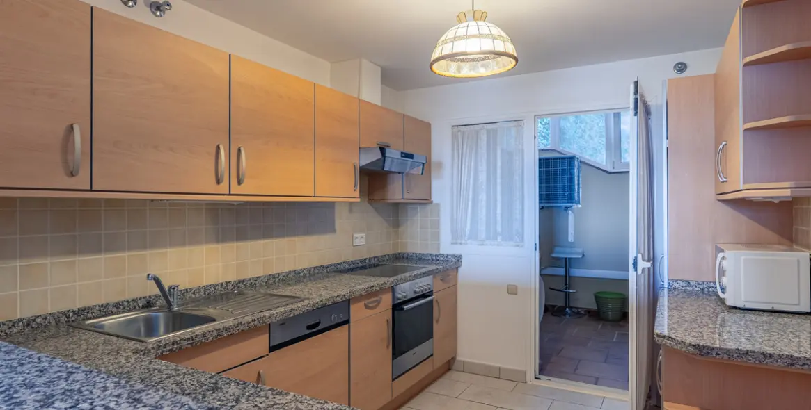 Sale of middle floor apartment in Benahavís 25