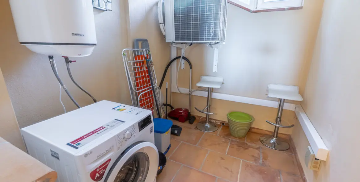 Sale of middle floor apartment in Benahavís 26