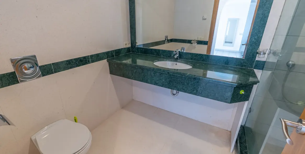 Sale of middle floor apartment in Benahavís 27