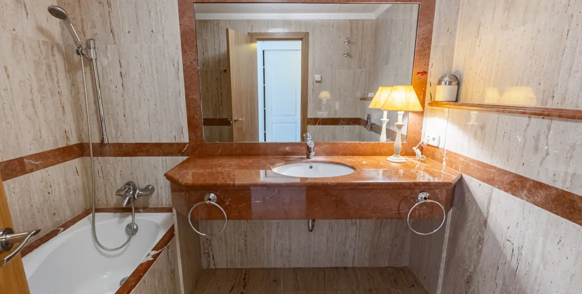 Sale of middle floor apartment in Benahavís 28