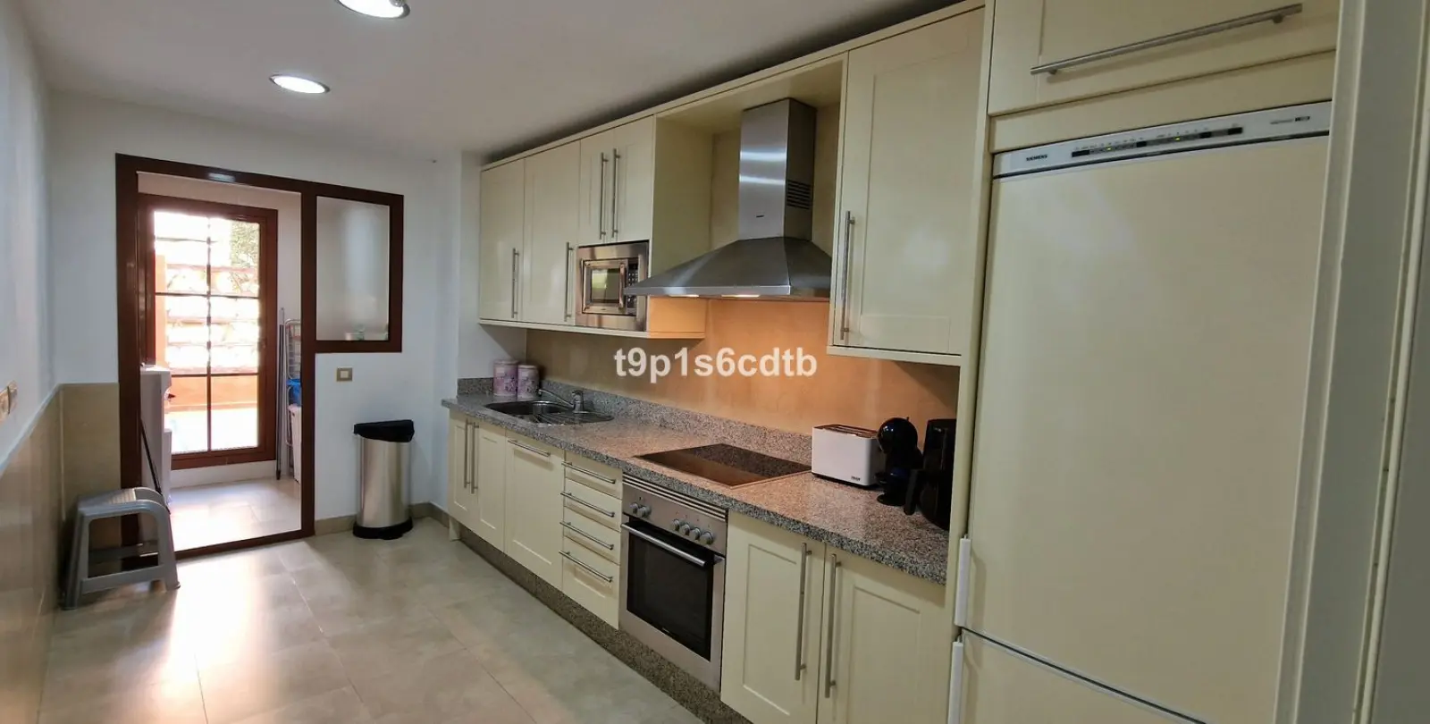 Sale of ground floor apartment in Benahavís 10