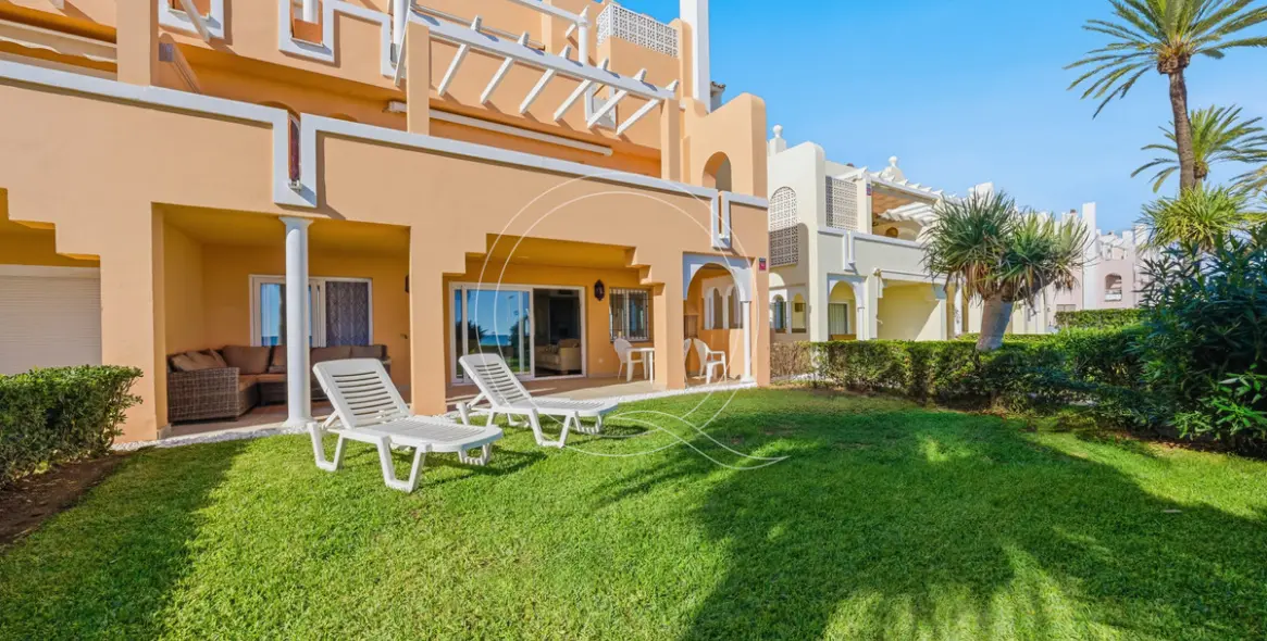 Venta de apartamento en planta baja en Estepona 2