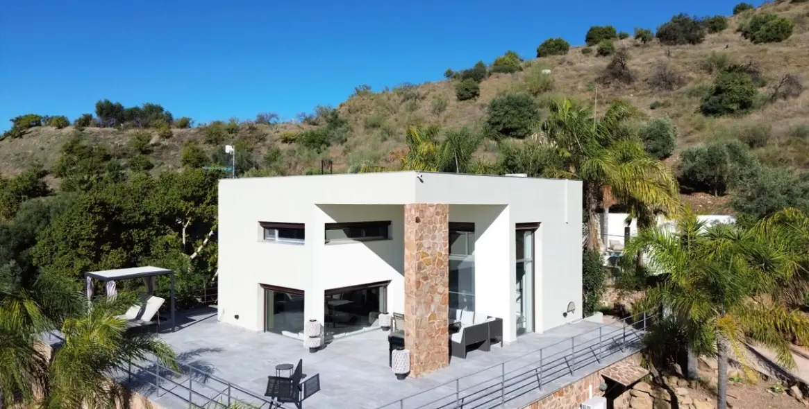 Продажа  отдельно стоящей виллы в Alora 1