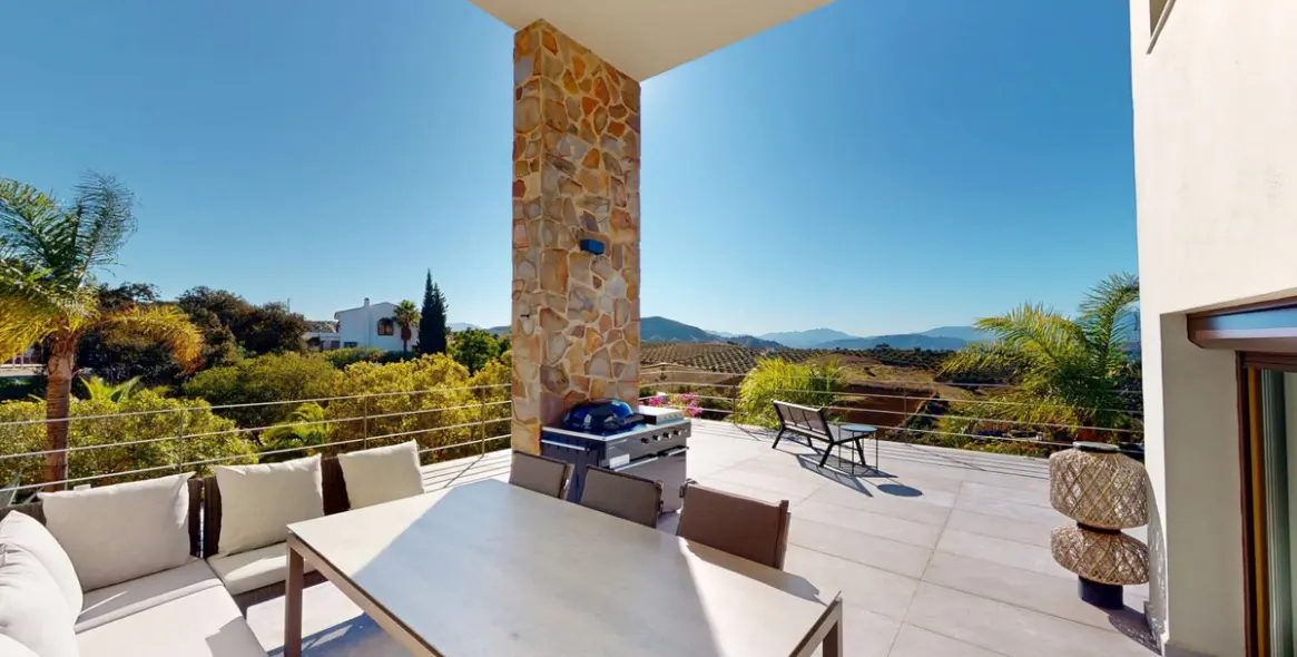 Продажа  отдельно стоящей виллы в Alora 15