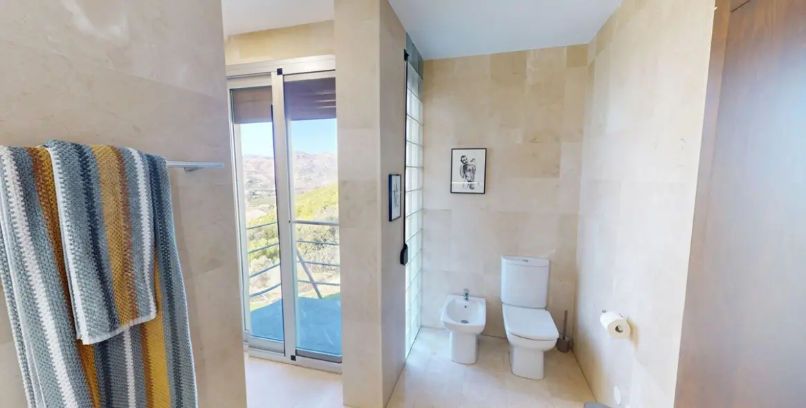 Sale of detached villa in Alora 47