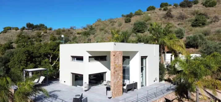 Sale of detached villa in Alora 2