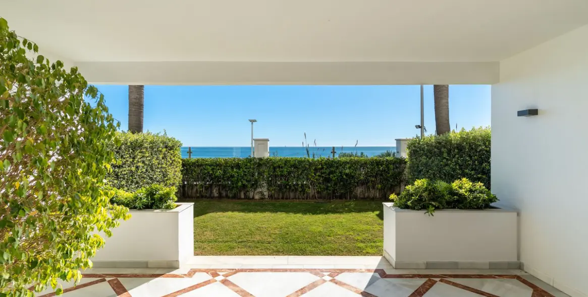 Sale of ground floor apartment in Estepona 1