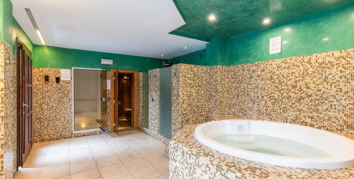 Sale of ground floor apartment in Estepona 13