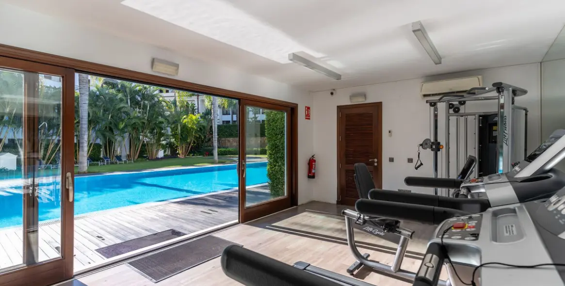 Sale of ground floor apartment in Estepona 18