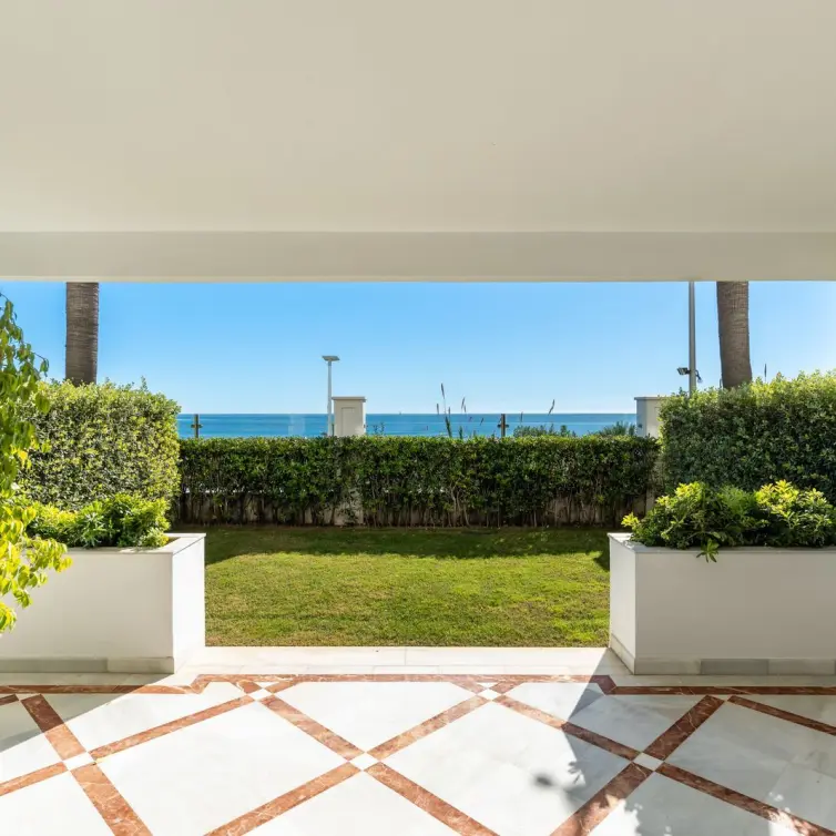 Sale of ground floor apartment in Estepona
