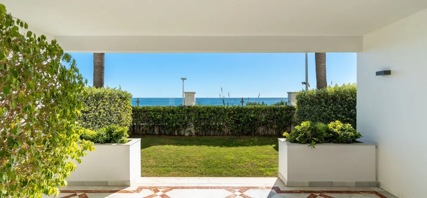 Sale of ground floor apartment in Estepona 0