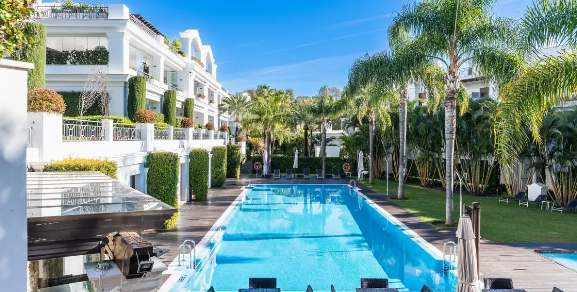 Продажа апартаментов на первом этаже в Estepona 1