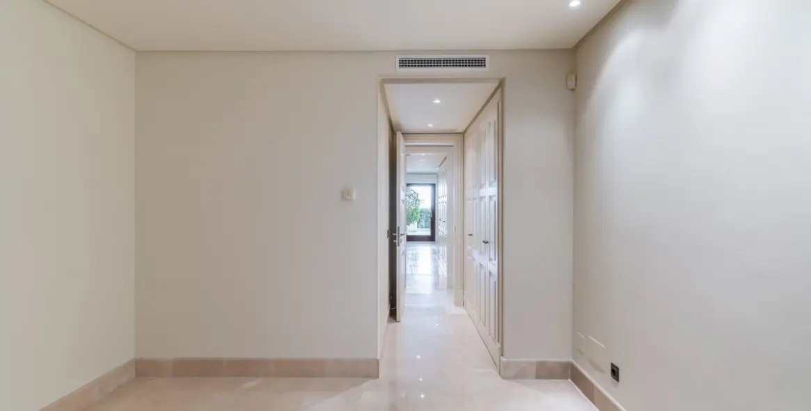 Sale of ground floor apartment in Estepona 10