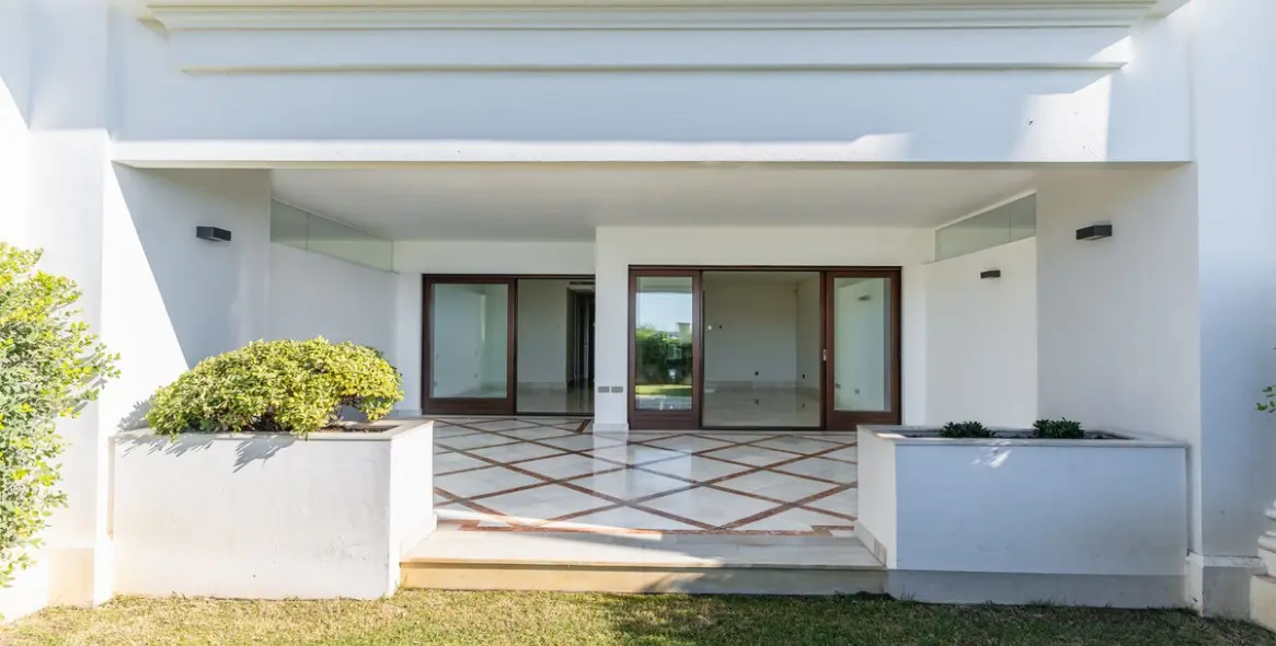 Sale of ground floor apartment in Estepona 16