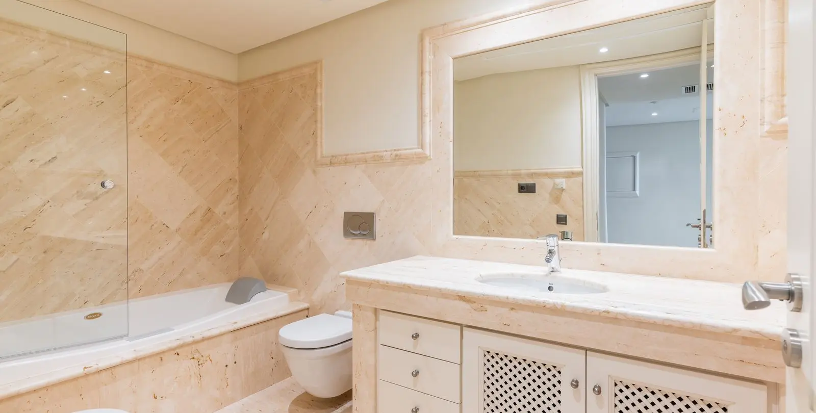 Sale of ground floor apartment in Estepona 5