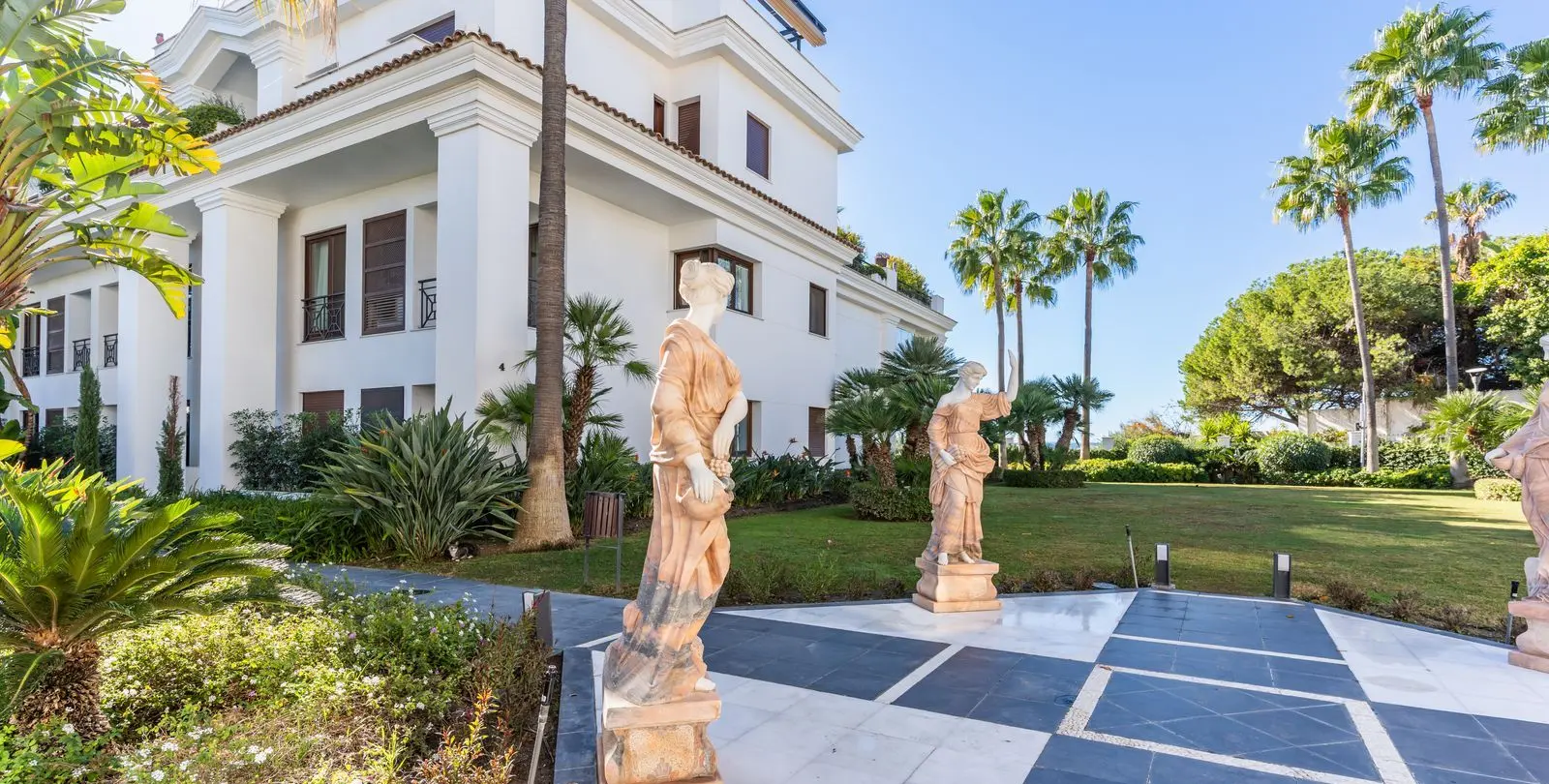 Sale of ground floor apartment in Estepona 17